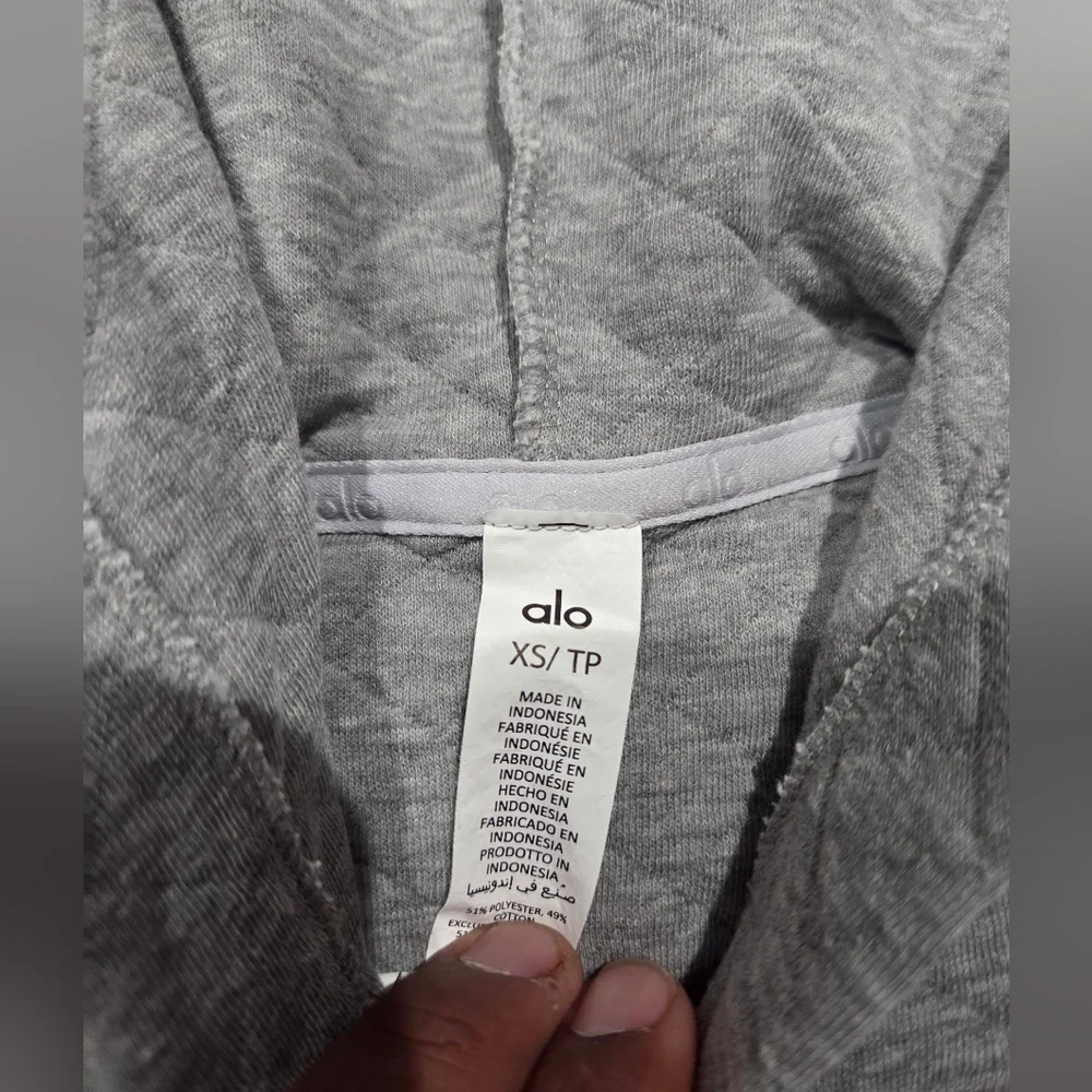 Alo Yoga Quilted Cropped Arena Hoodie  Size Xs Silver - Picture 2 of 3